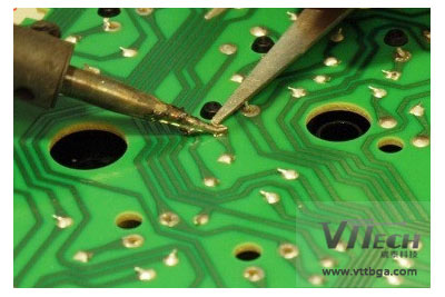 BGA返修焊點(diǎn)斷裂之第三類焊點(diǎn)分布比較離散,較多的PCB焊盤(pán)附近都有 孔出現(xiàn)。